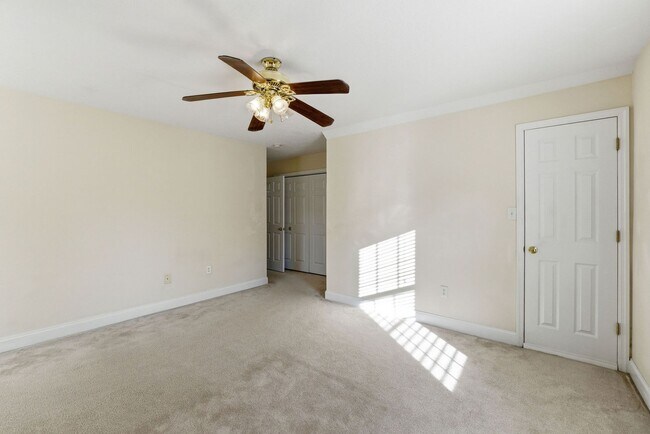Building Photo - 330 Gardenia Dr