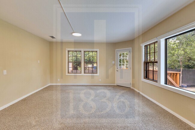 Building Photo - 2205 Sharon Ln