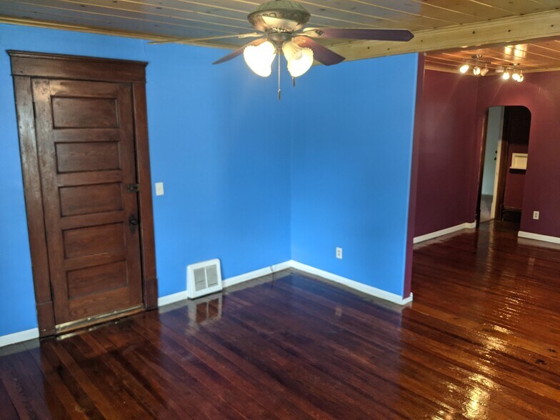 Living Room - 732 W Shiawassee St