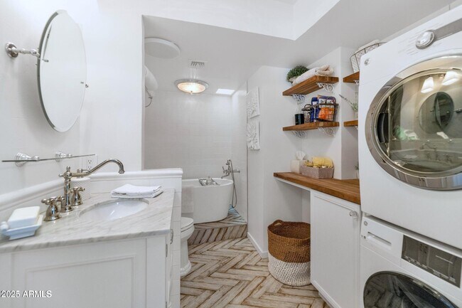 Building Photo - 5101 N Casa Blanca Dr