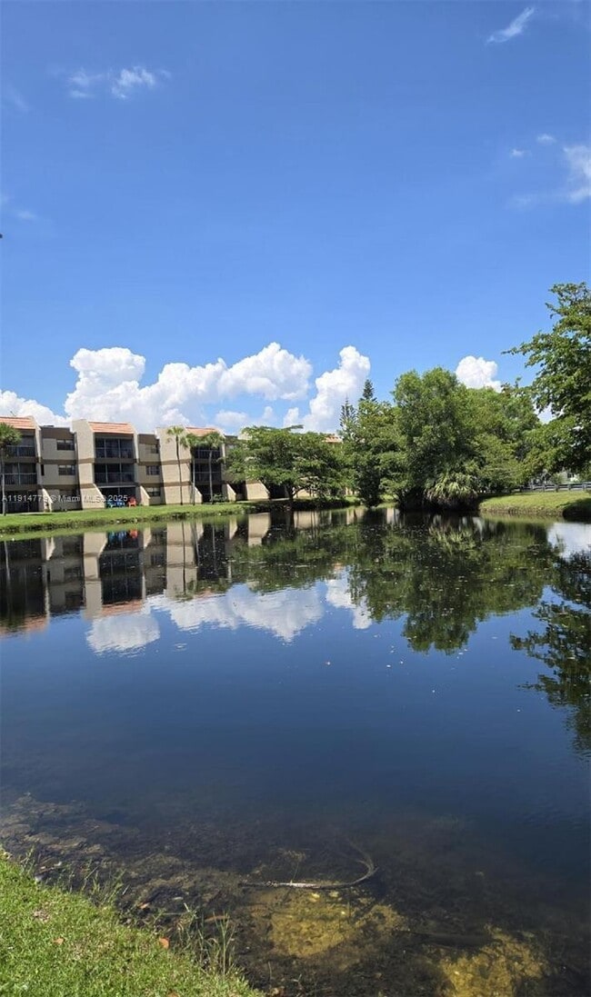 Building Photo - 302 Lakeview Dr