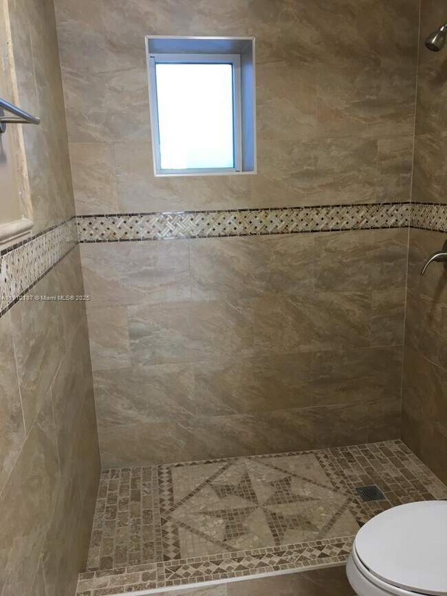 Building Photo - 327 Menores Ave