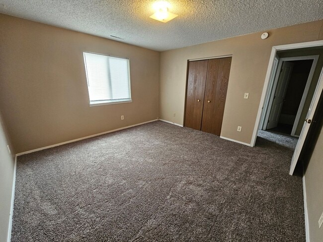 Building Photo - Great Fourplex LowerUnit!