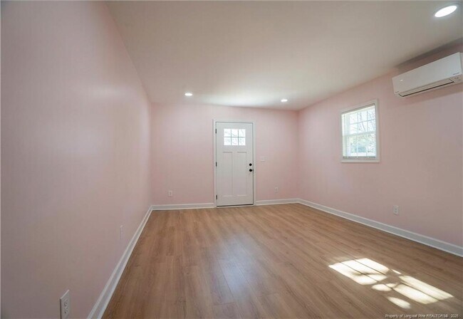 Building Photo - 1733 Daisy Ln