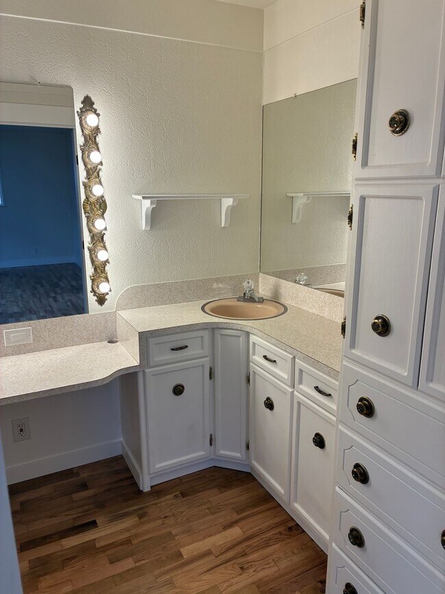 Building Photo - Quiet 3 Bedroom, 2 Bath with Large Backyard