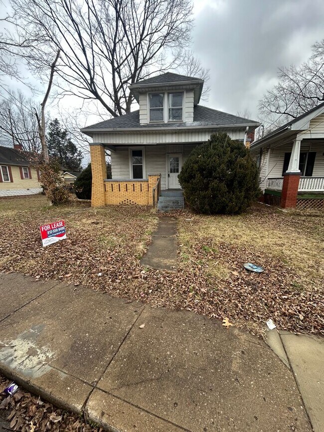 Building Photo - 606 E Riverside Dr