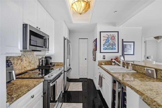 Building Photo - 848 Brickell Key Dr