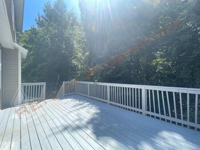 Building Photo - Wonderful 4 Bedroom 2.5 Bath, With Fresh P...