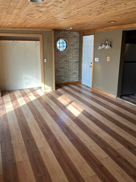 Building Photo - 951 William St