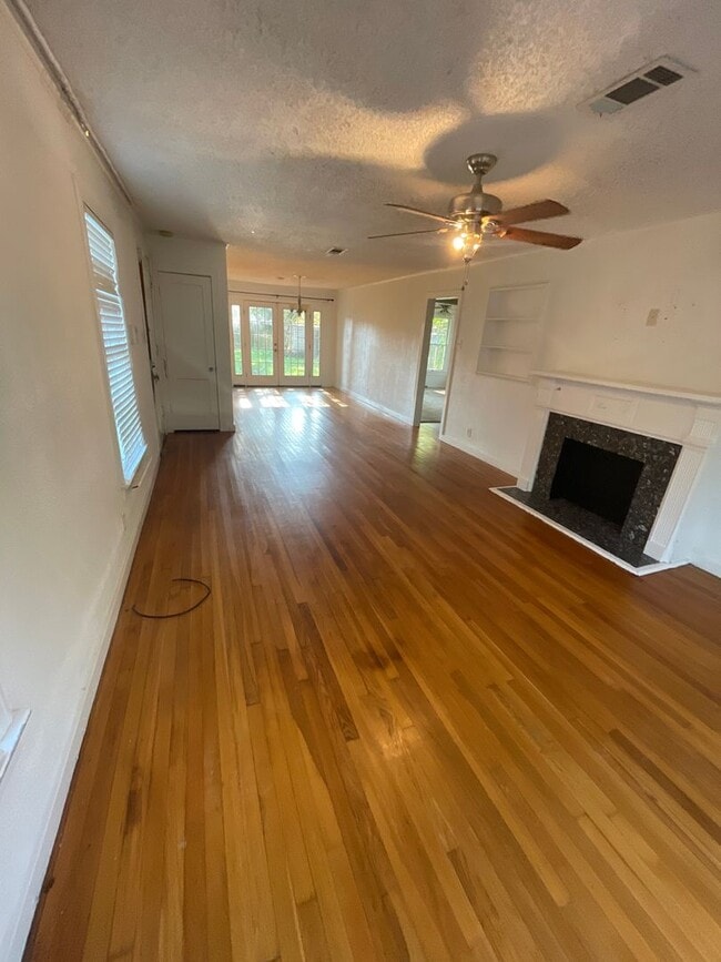 Building Photo - Broadmoor Home, 3 Beds, 2 Baths