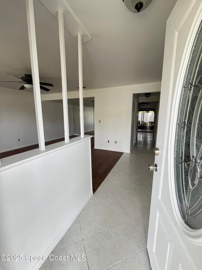Building Photo - 2116 Manor Dr NE