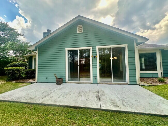 Building Photo - Spacious Open Floor Plan Home in Sun City!