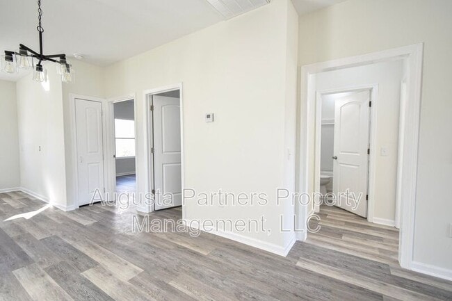 Building Photo - 2122 Circular Dr