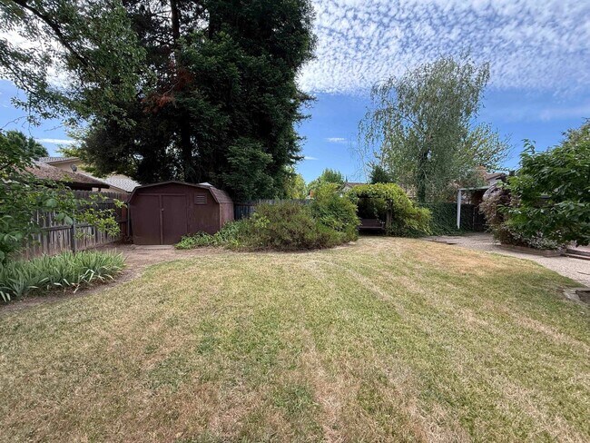Building Photo - Great 3 Bedroom Walking Distance to American River
