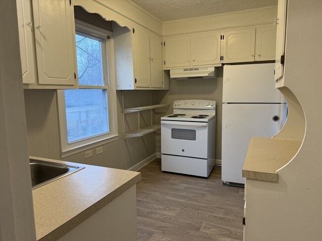 Building Photo - 628 E 4th Ave