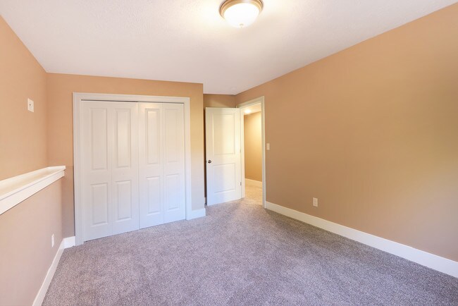 Building Photo - 935 Calvary Ave NW