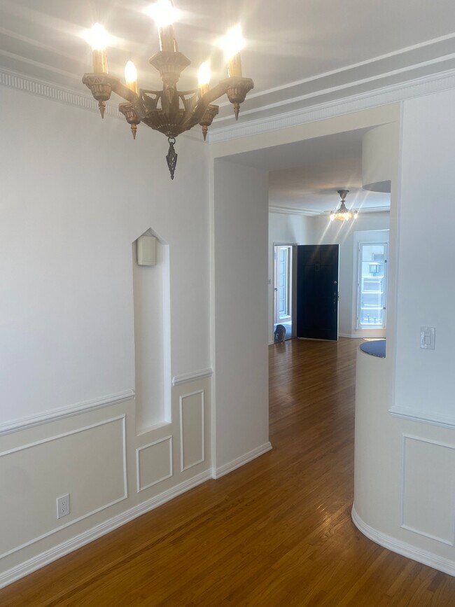 Building Photo - 648 Burnside Ave