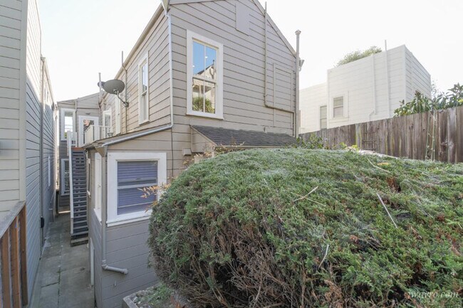 Building Photo - 2614 California St