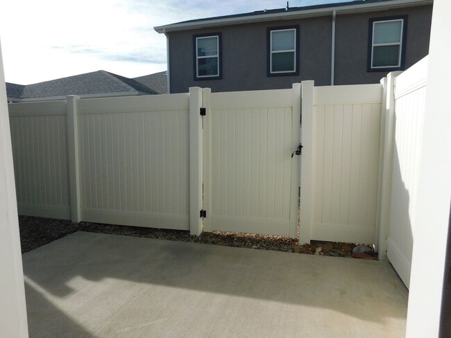 Building Photo - Modern Energy Star Condo