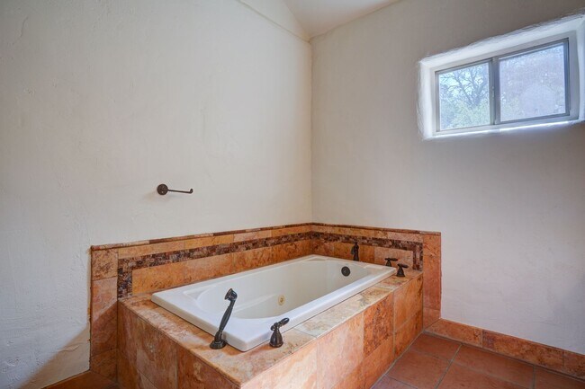 Building Photo - 2 Bedroom plus Office in Main House & Stud...