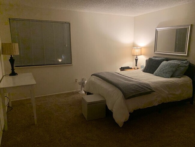 Building Photo - WELL MAINTAINED 2 BR, 2 BA TOWNHOME BY VAN MALL AREA!