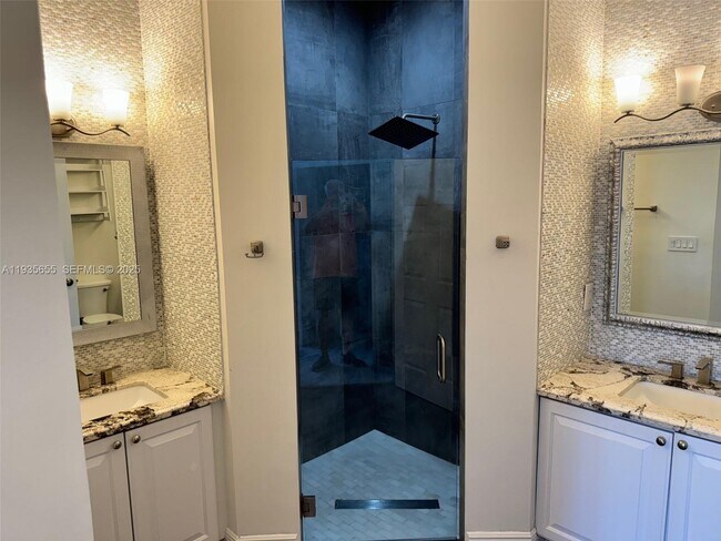 Building Photo - 652 W Palm Aire Dr