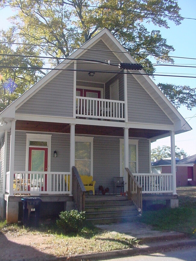 Primary Photo - Large 4 Bedroom Home, so close to campus!