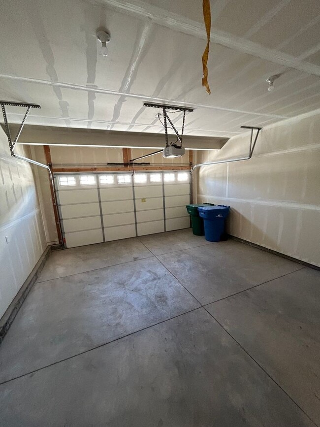 Building Photo - 4 Bedroom Exchange Townhome