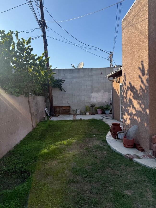 Building Photo - COMPLETELY REMODELED 3 BEDROOM 2 BATH HOUSE