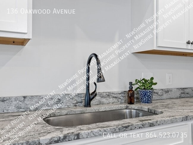 Building Photo - 136 Oakwood Ave