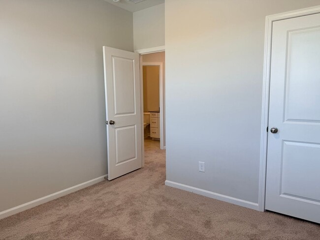 Building Photo - AMAZING Residence, Near Educational Facilities, With Wonderful Amenities!