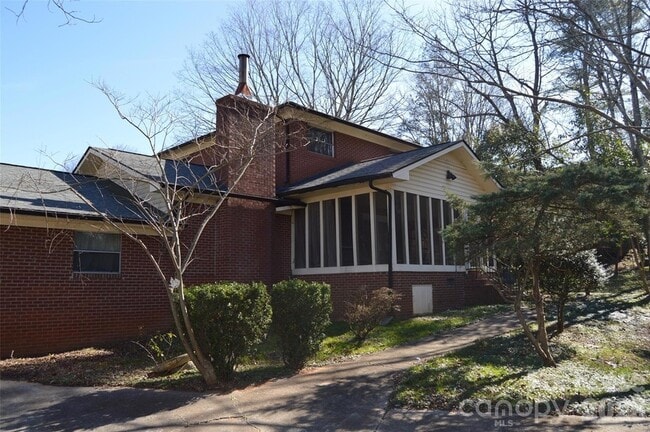 Building Photo - 516 S Green St