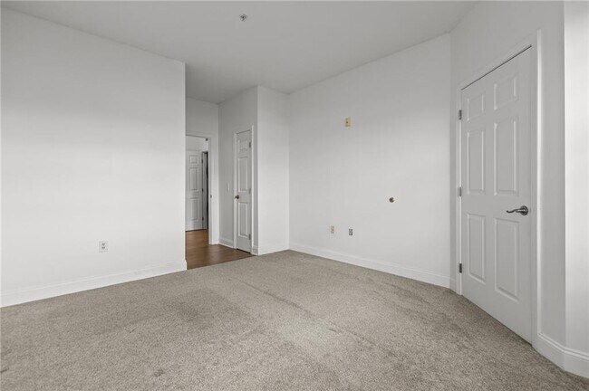 Building Photo - 106 E Mill St