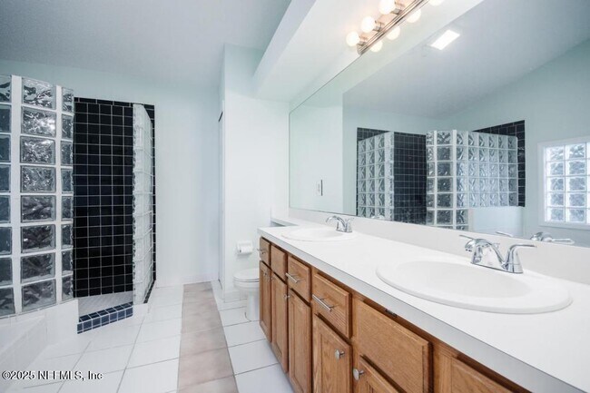 Building Photo - 2058 Forest Gate Dr E
