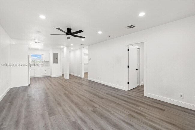 Building Photo - 1400 NE 57th Ct