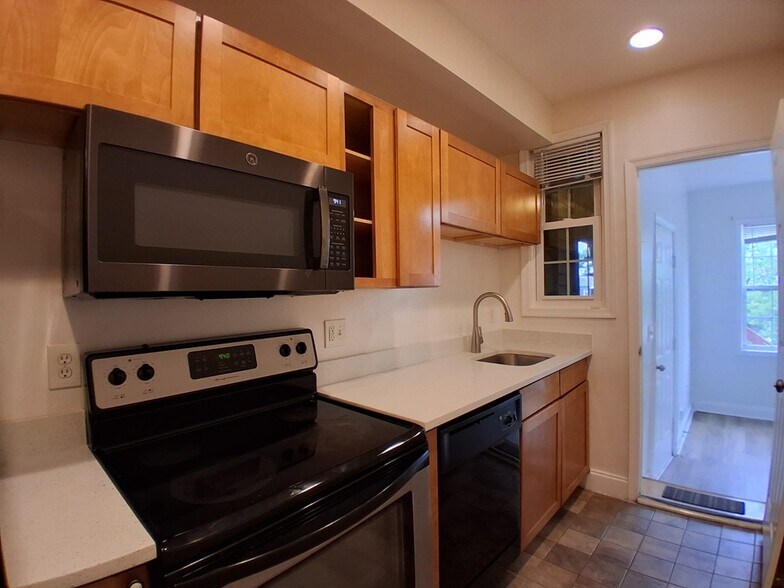 Building Photo - 1309 Bryant St NE