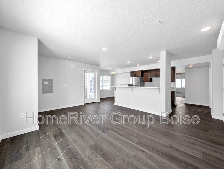Building Photo - 857 E Travel Ln