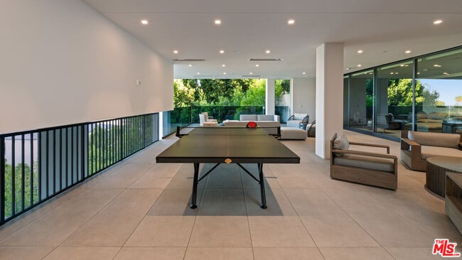 Building Photo - 1140 Summit Dr