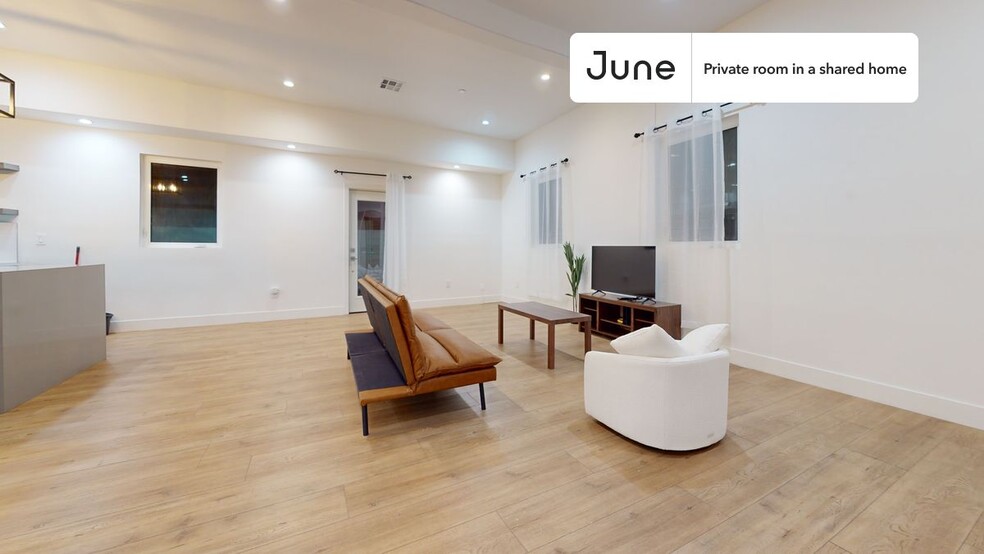 Building Photo - Private bedroom in 4 bed/4 bath Home