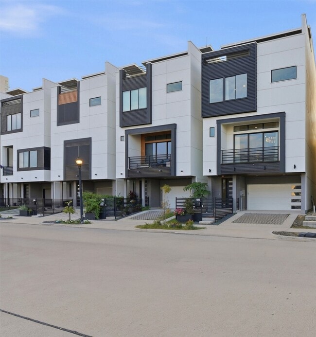 Building Photo - 529 Memorial Heights Dr