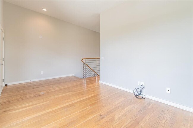 Building Photo - 472 Martin St SE