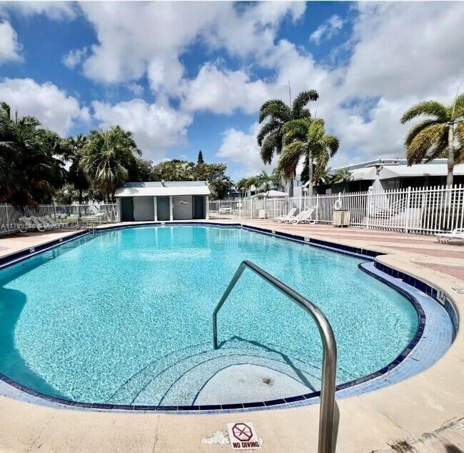 Building Photo - 9371 Fontainebleau Blvd