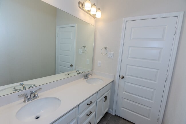 Building Photo - 4120 Split Ivy Dr