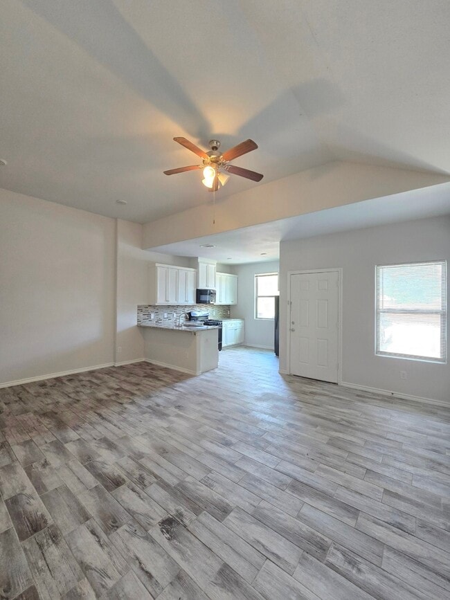 Building Photo - 4410 Larkspur St