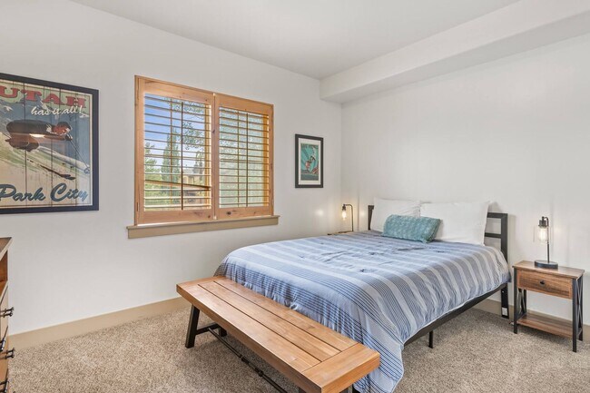 Building Photo - Stunning Furnished Park City Condo