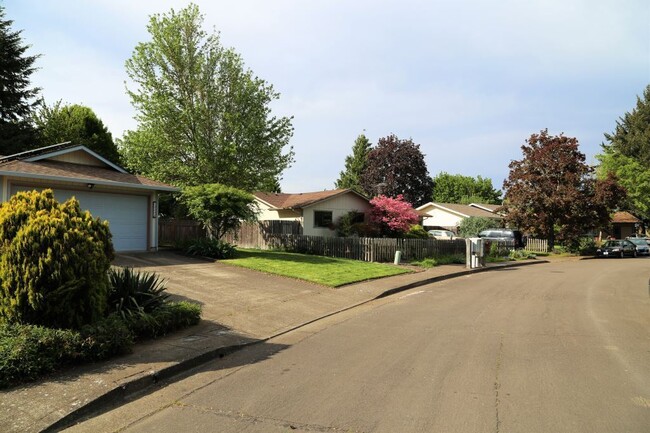 Primary Photo - 3 Bed 2 Bath Home with Huge Fenced Yard/ A...
