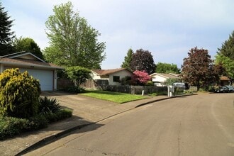 Building Photo - 3 Bed 2 Bath Home with Huge Fenced Yard/ Air Conditioning/ Solar Power