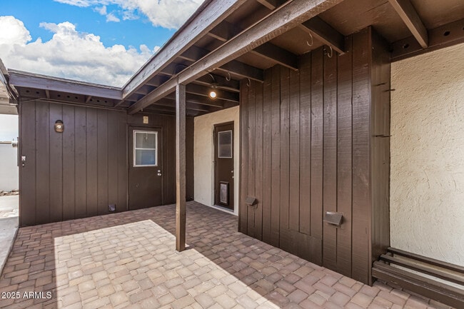 Building Photo - 425 W Pebble Beach Dr
