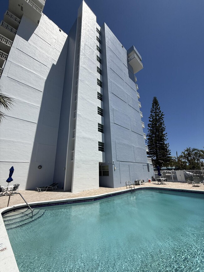Building Photo - 13155 Ixora Ct