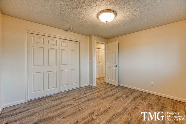 Building Photo - Tucked away 2 Bed 1 Bath Duplex in Hillsboro